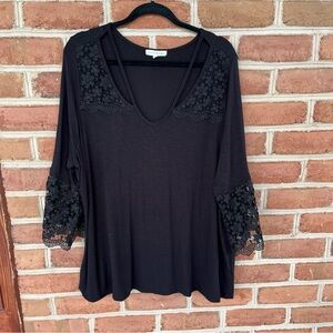 Black flowy top with statement sleeves. 2X